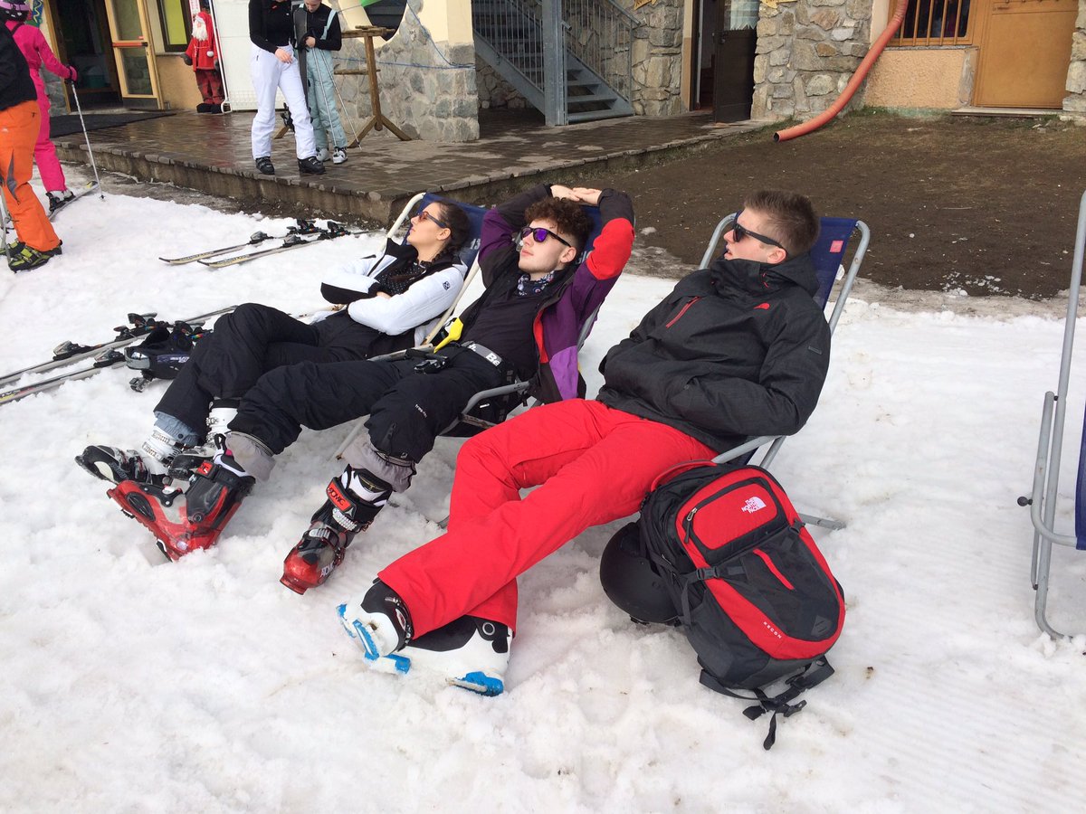 BrigshawSki's tweet photo. Chilling before ski lessons #advancedgroup #brigshawski https://t.co/Zc6etycG0q