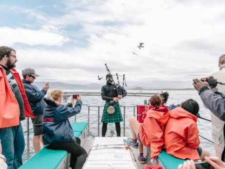 discoverctwc's tweet photo. Ross Jennings on "Getting Chummy" with Great White Sharks! https://t.co/bJlgTSNqlz #bagpipect .@MarineDynamics https://t.co/Ksmakbaobr