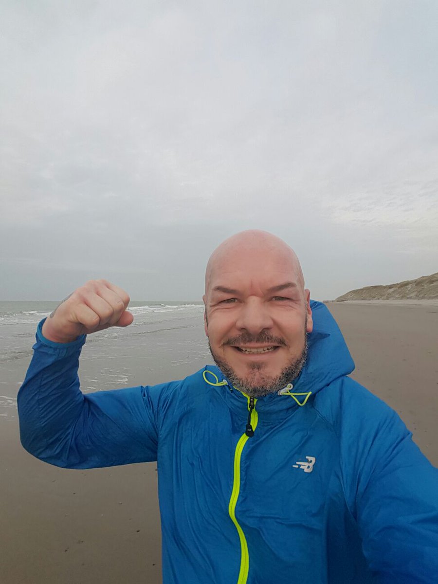 RTV_Rijnmond's tweet photo. Dit is marathon held Serge. Hij zegde roken en baco's vaarwel en staat voor de 1e x aan de start in zijn 010 #MR16 https://t.co/hmCNEElVEl
