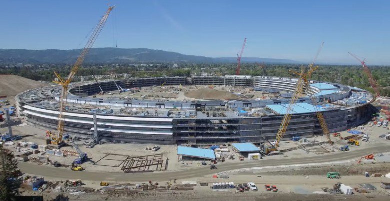 Un #drone filme l’avancement de la construction du gigantesque campus d’#Apple jdg.lu/4MfZbO