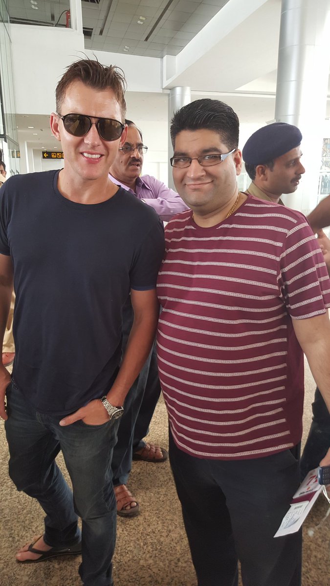 Kishan_Devani's tweet image. Great to catch up with @BrettLee_58 - a gentleman! Brett -Look what Rajiv(Podar) gave me your #SignedBat &amp;amp; #Goodies!