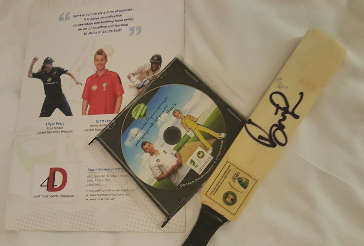 Kishan_Devani's tweet image. Great to catch up with @BrettLee_58 - a gentleman! Brett -Look what Rajiv(Podar) gave me your #SignedBat &amp;amp; #Goodies!