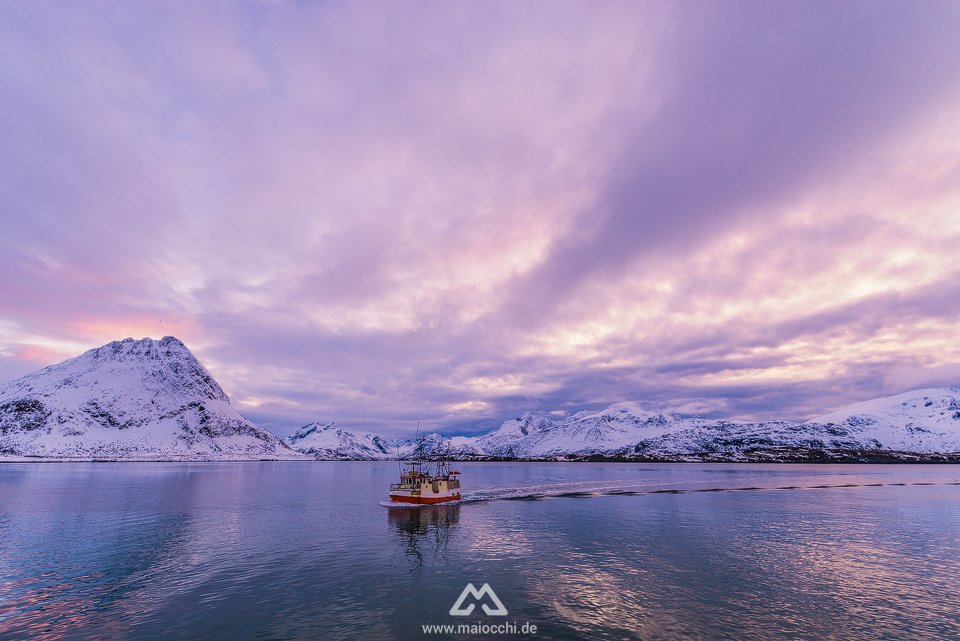 TMaiocchiPhoto's tweet photo. When the day comes to an end in #Lofoten #Ramberg ... https://t.co/F4Fx3s3Kop https://t.co/eDt0E2NbZq