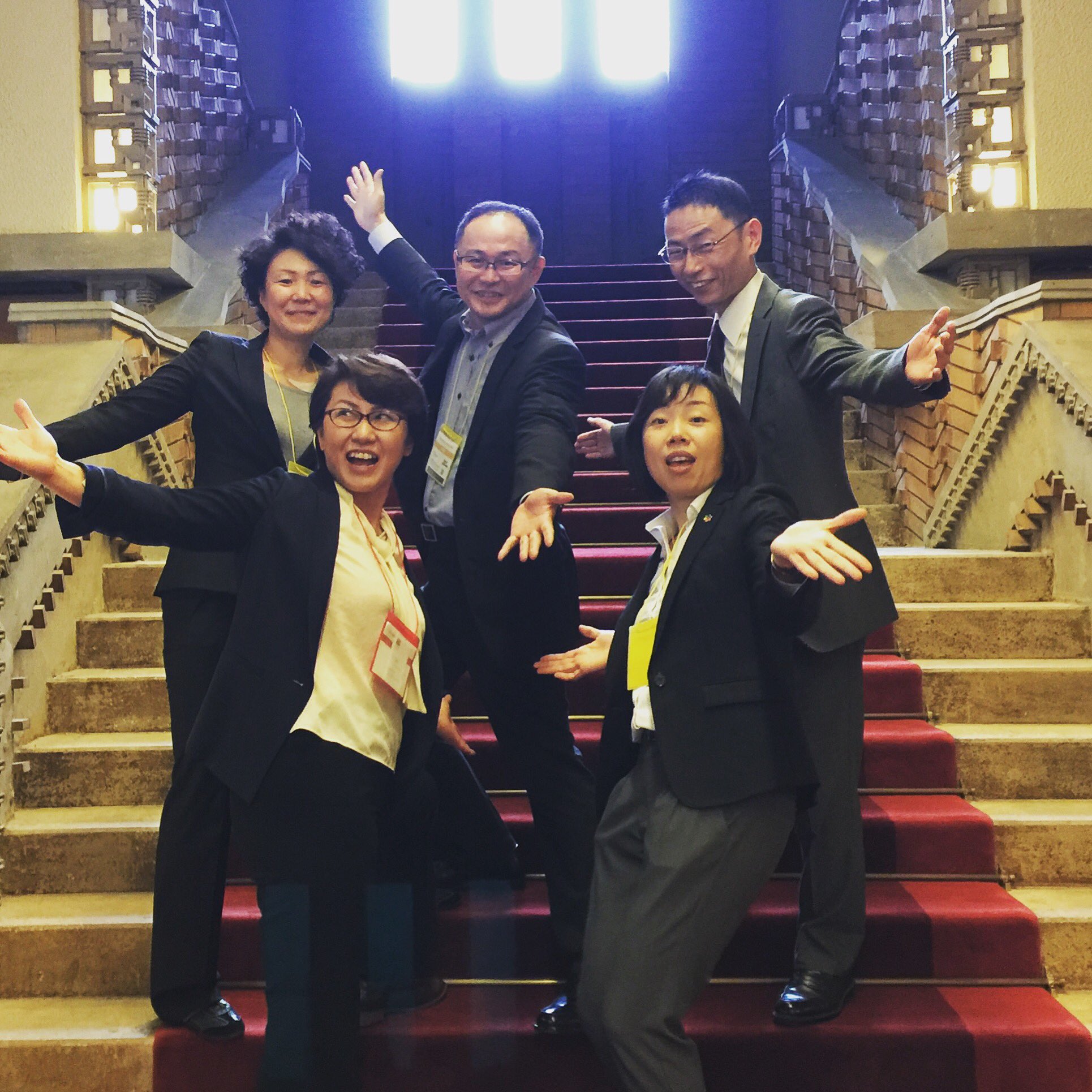 認定npo法人 虹色ダイバーシティ 首相公邸には組閣時の記念撮影に使う大階段があります 折角ですので 虹色ダイバーシティ チームで記念撮影してきました 村木 Googleimpactchallenge T Co 7o050y05x5 Twitter