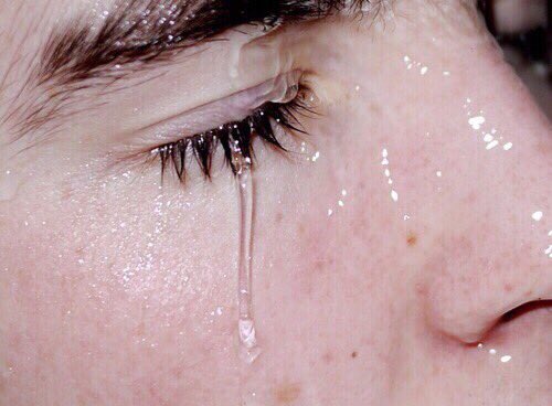 Плачущие глаза. Слезы фото. Свинцовыми слезами. Свинцовыми слезами. Девушка со слезой на щеке.