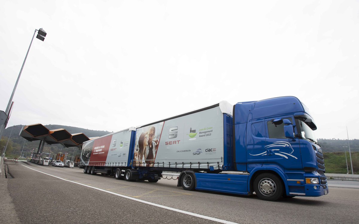 Autoherramienta's tweet photo. Megatruck en España. 25,5 metros y 60 toneladas de carga.  https://t.co/3O0cuAx2Z7
