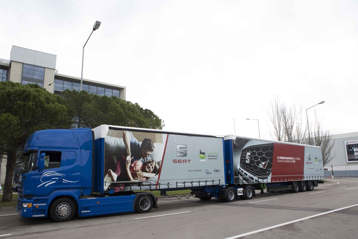 Autoherramienta's tweet photo. Megatruck en España. 25,5 metros y 60 toneladas de carga.  https://t.co/3O0cuAx2Z7