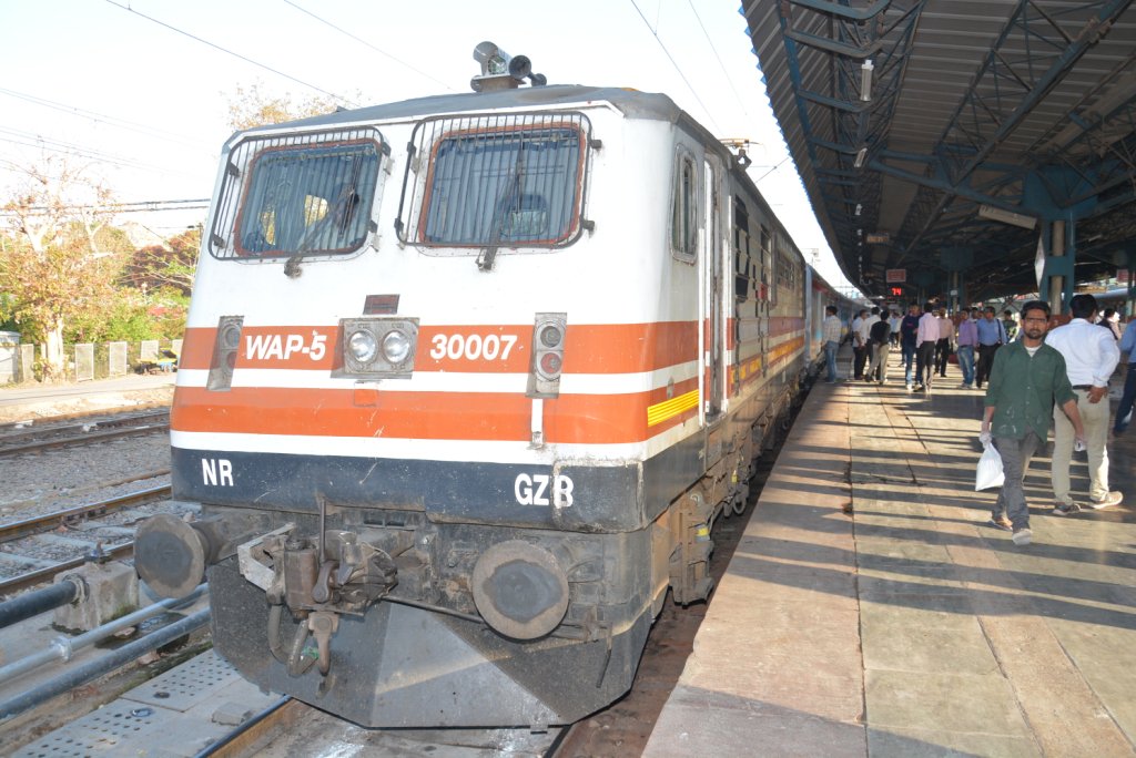 drm_dli's tweet image. #GatimaanExpress-FaststTrain of India.NZM-AGC in 100Mins.SrvceStndrds aimd tob at Par wth FlghtSrvcs @sureshpprabhu