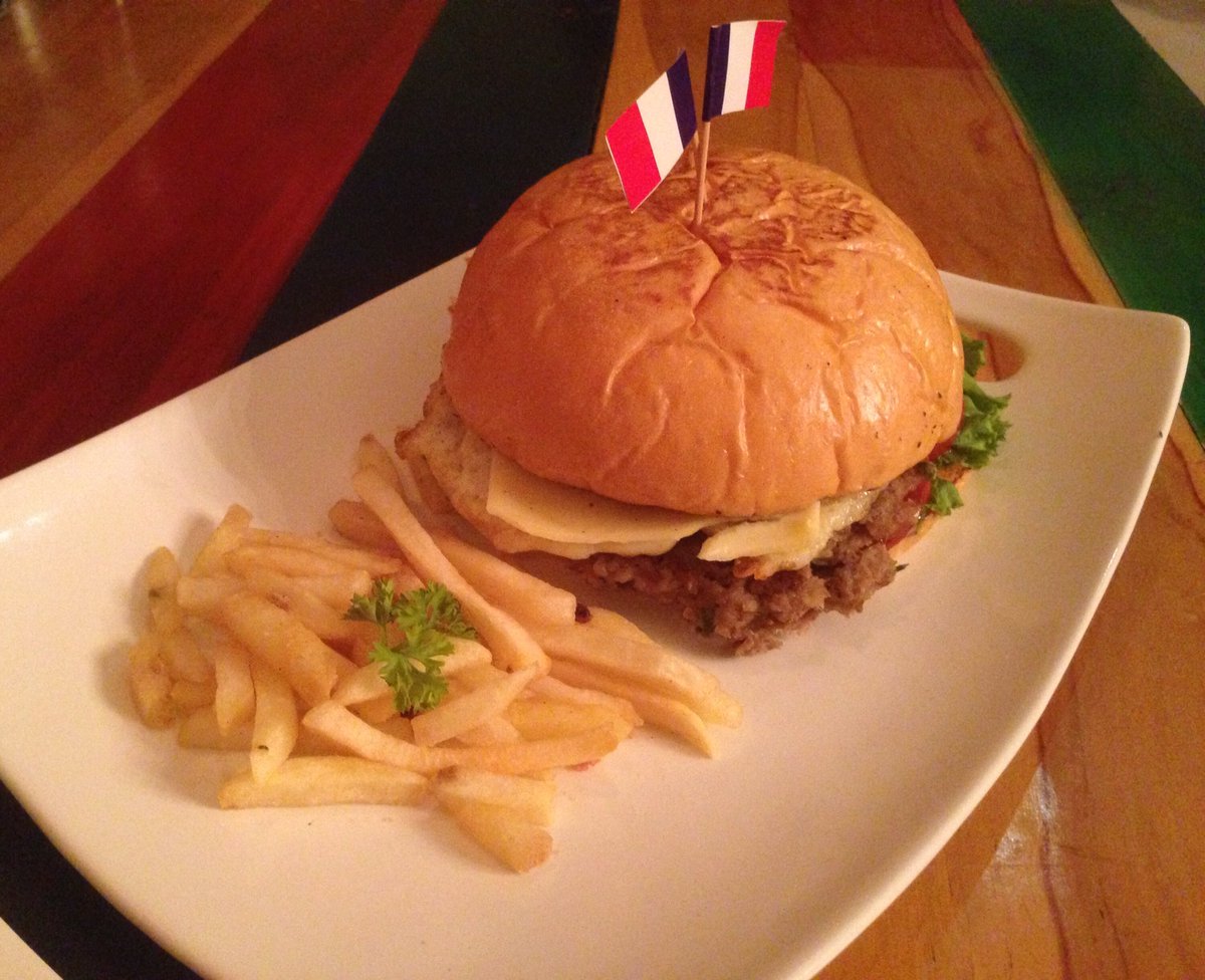 Jumbo Burger 😛 di jamin kenyang 😊🙏
"Zou choco-coffee"
#zouchococoffee #kulinersolo #burger @KulinerSolo_