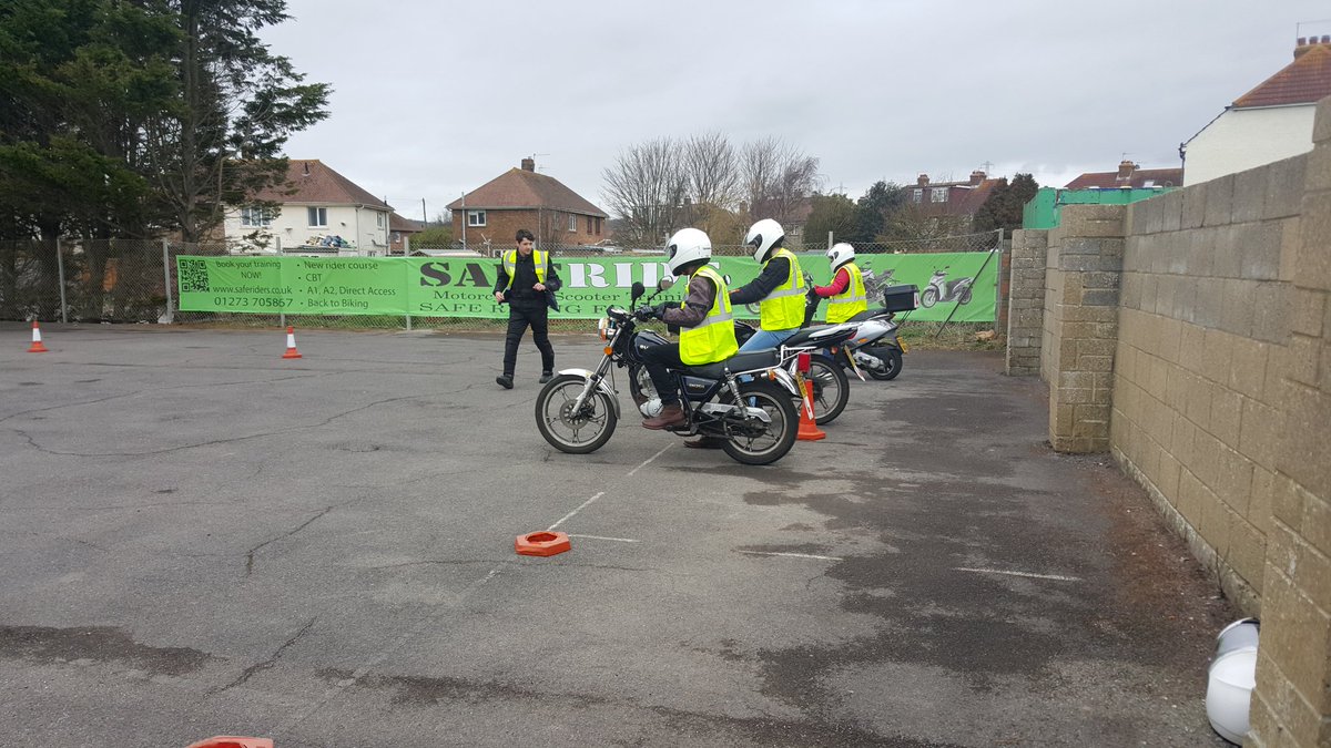 SAFE_RIDERS's tweet photo. #newridercourse #motorcycletraining #brighton Oz in fine form today teaching new rider https://t.co/pV2XclSx1D