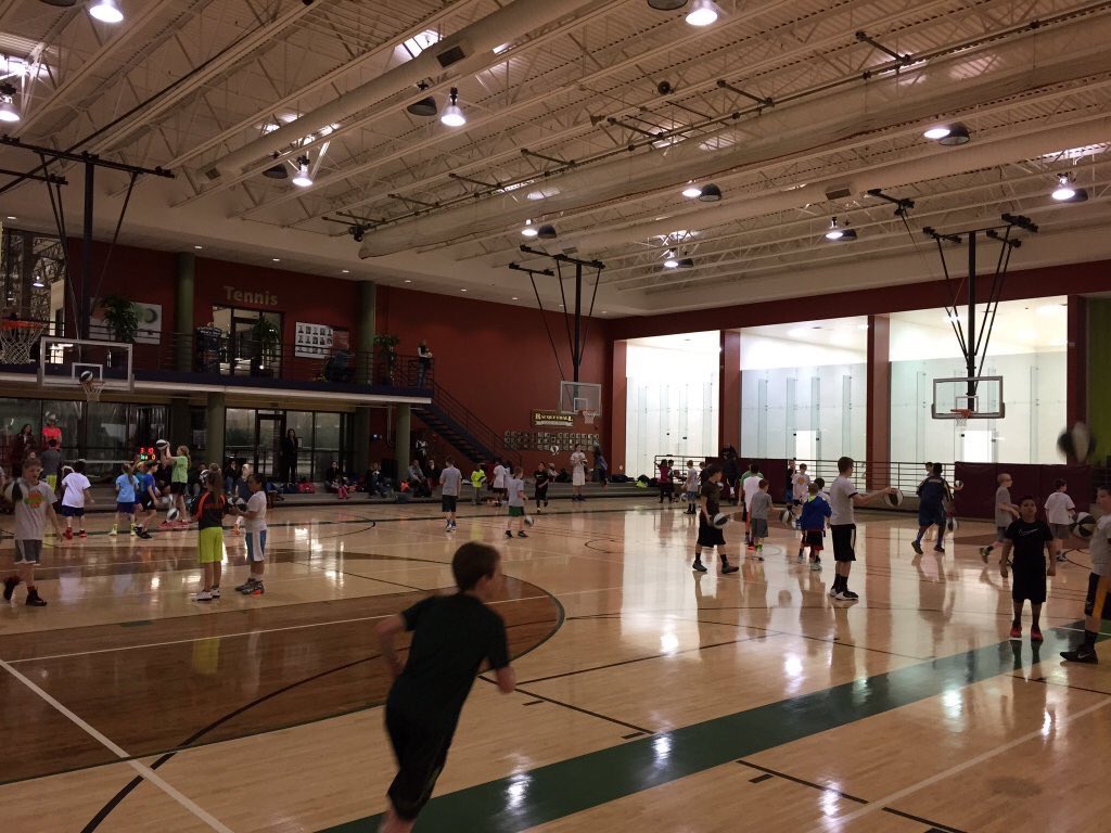 AaronMartin93's tweet photo. Aye @CRoe32 saw this pic of the MAC online and was just reminiscing how I made that half court to beat you lol 😎 https://t.co/gObHtD9SRP