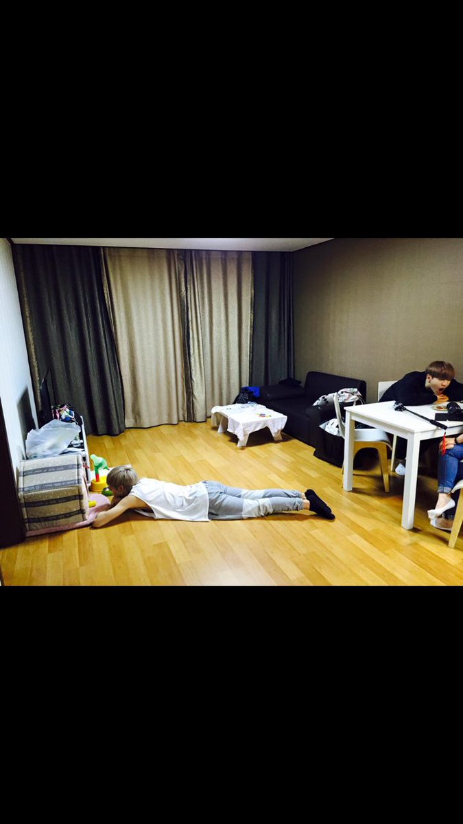 YOLO_7B's tweet photo. อิจฉาโค่ ถ้ามุดเข้าไปนอนด้วยได้ มาร์คคงทำไปแล้วสินะ ㅠㅠ #MarkCo https://t.co/H1NAnzh6Y5