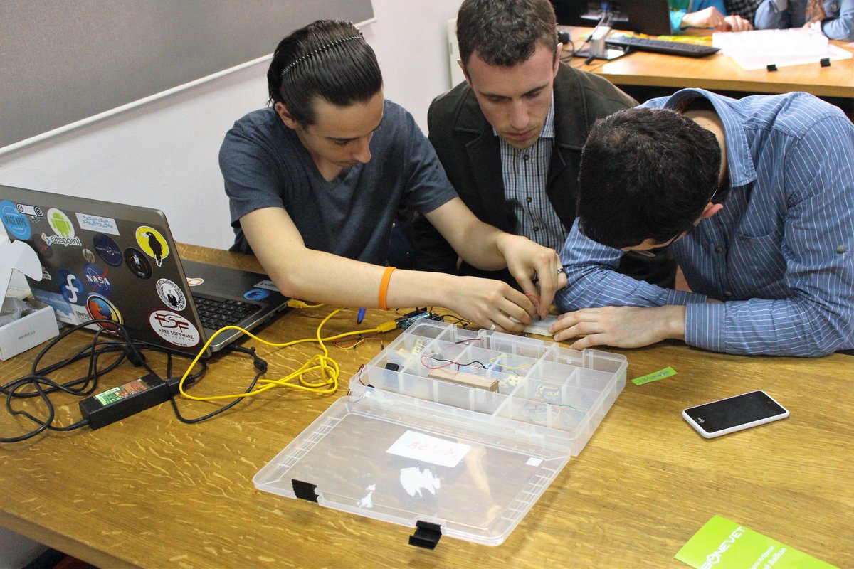 bonevetgjakova's tweet image. #GenuinoD2016 #arduinoD2016 @BONEVETMAKE ,learn and work with #arduino #genuino, @GirlsCodingKS @PRNHackerspace