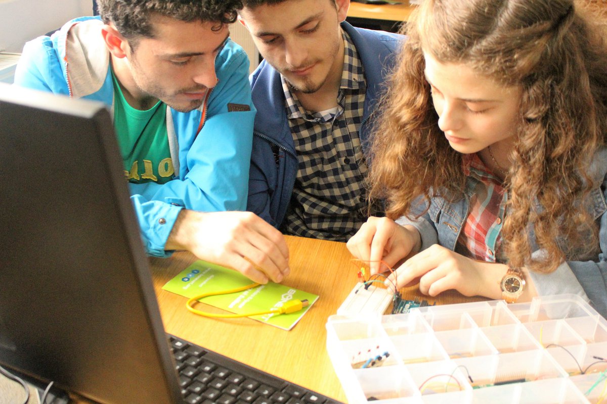 bonevetgjakova's tweet image. #GenuinoD2016 #arduinoD2016 @BONEVETMAKE ,learn and work with #arduino #genuino, @GirlsCodingKS @PRNHackerspace