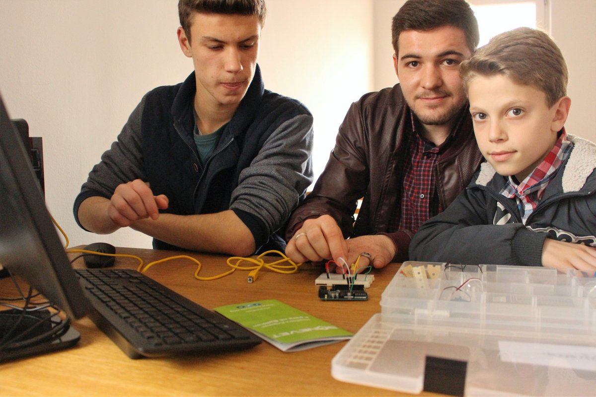 bonevetgjakova's tweet image. #GenuinoD2016 #arduinoD2016 @BONEVETMAKE ,learn and work with #arduino #genuino, @GirlsCodingKS @PRNHackerspace