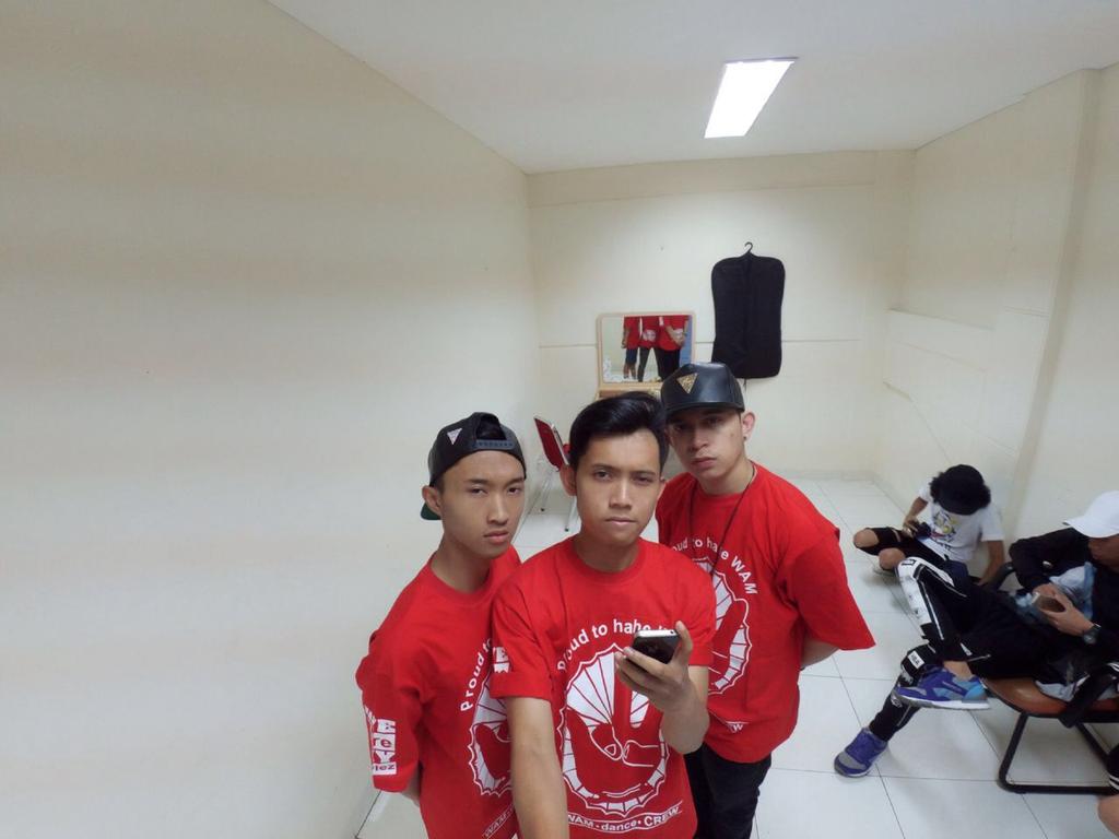 WAMbdg's tweet image. #HAWamous13months keep solid @Wamousid tq yg udh ksih bju P.S @AdamMaulud nanti upload pke bju ini jg hehe