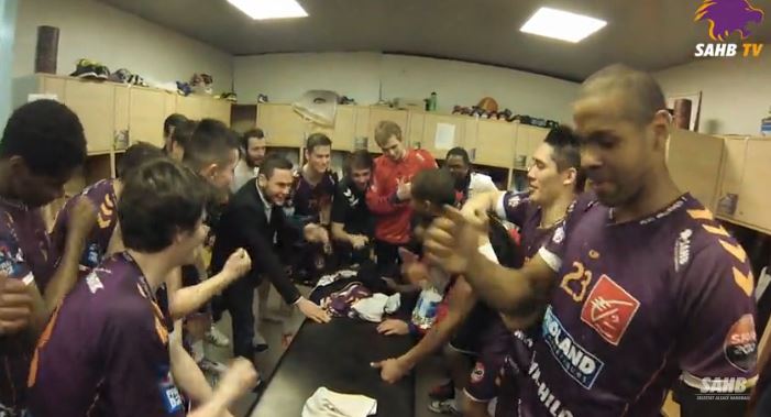 SAHB_67's tweet photo. [Célébration] Les lions dansent et chantent ! https://t.co/QPyVJRgdKE https://t.co/TNlYhuYTuS