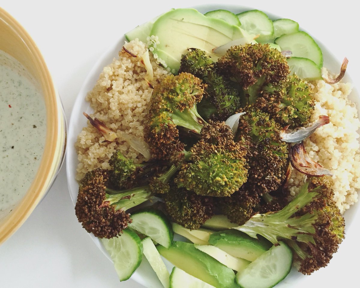fleurdorange3's tweet photo. #quinoa #roasted #brocolis #cucumber #avocado #tahini #sauce #onions https://t.co/qjXkZn11wD