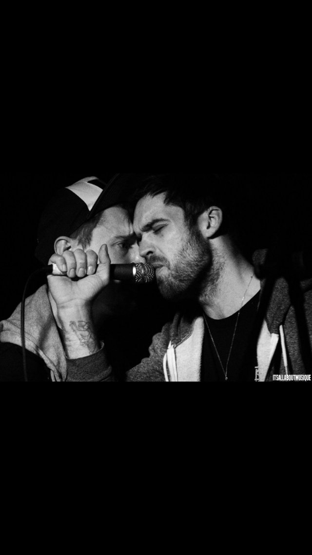 COMMUNITYSOUNDS's tweet photo. From @theoldbluelast back in February, lads getting cosy 😘 📷 photo courtesy @Shana3121 https://t.co/H8iH2uwilQ