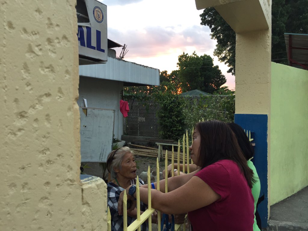 PDIARS's tweet image. Sun sets in Kidapawan but police won't let Fact Finding Team inside women's hall 3 senior citizen farmers detained