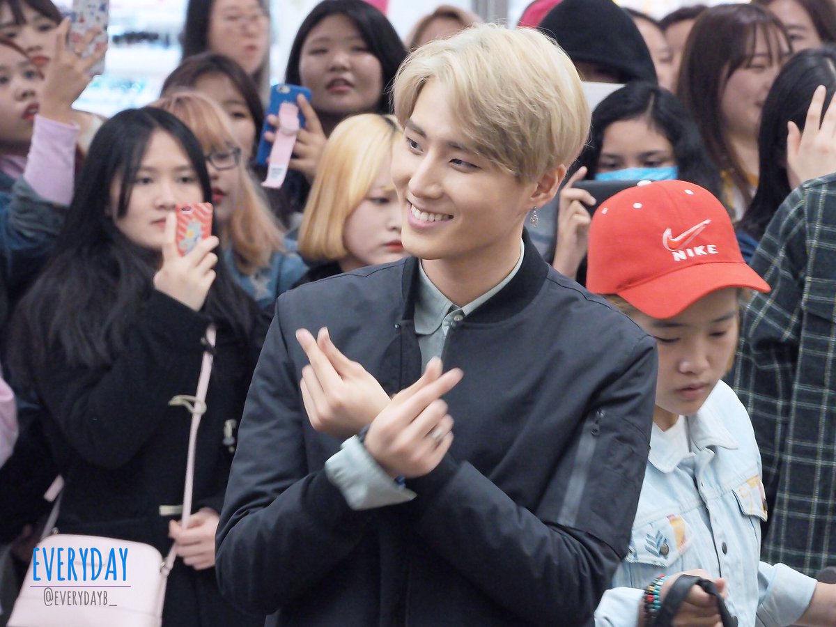 everyday1219_'s tweet photo. 160403 DAY6 YOUNGK @ 코엑스 버스킹 손하트 ❤️❤️ #DAY6 #놓아놓아놓아 #YoungK #영케이 https://t.co/g9sSQavB4p