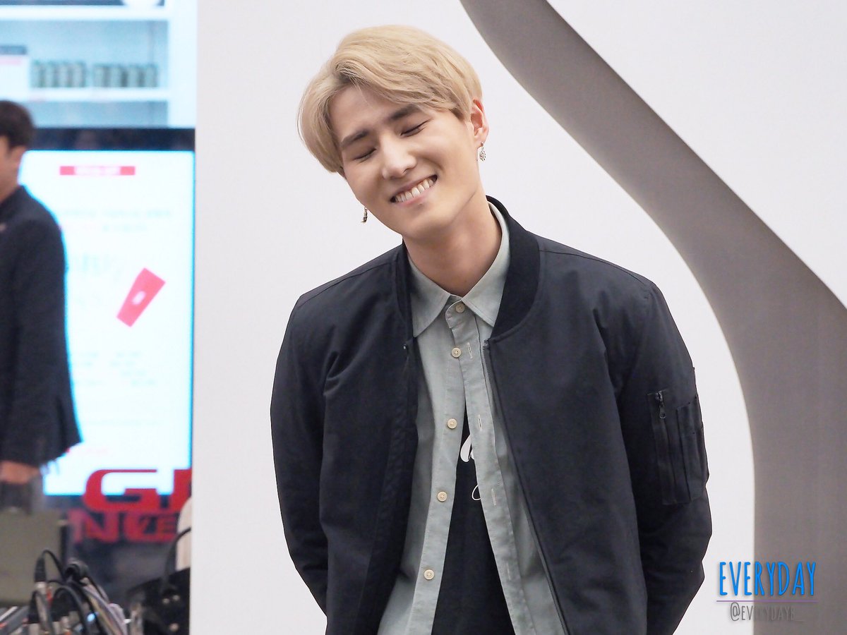 everyday1219_'s tweet photo. 160403 DAY6 YOUNGK @ 코엑스 버스킹 #DAY6 #놓아놓아놓아 #YoungK #영케이 https://t.co/zhbVcD1yQj