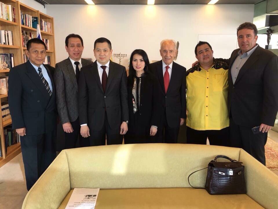 BurhanMuhtadi's tweet photo. Nyanyi mars perindo ngga? @danrem: Ketum Perindo bertemu Simon Peres di Israel... Ada komentar? -pic dr @JTmor- https://t.co/zMyottXnxR"
