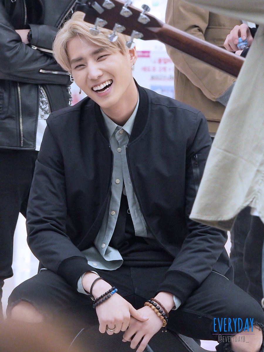 everyday1219_'s tweet photo. 160403 DAY6 YOUNGK @ 코엑스 버스킹 #DAY6 #놓아놓아놓아 #YoungK #영케이 https://t.co/BPfA1Z7bog