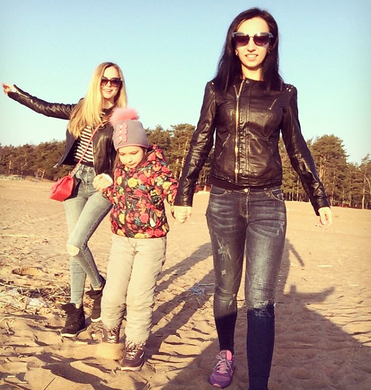 AnnaSpb14's tweet photo. У меня в ладошках солнце, я дарю его друзьям! Улыбайтесь это просто, наша улыбка-это вам😊☀️ https://t.co/nim8lIqVdN