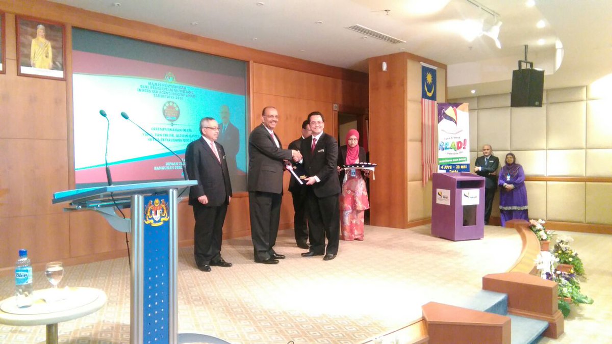 kpkt_gov's tweet photo. Tahniah warga KPKT atas Pengiktirafan Bintang Agensi Sektor Awam 2015-2016. Anugerah diterima DKSU @DMM064 hari ini. https://t.co/t7C9Ecqf8H