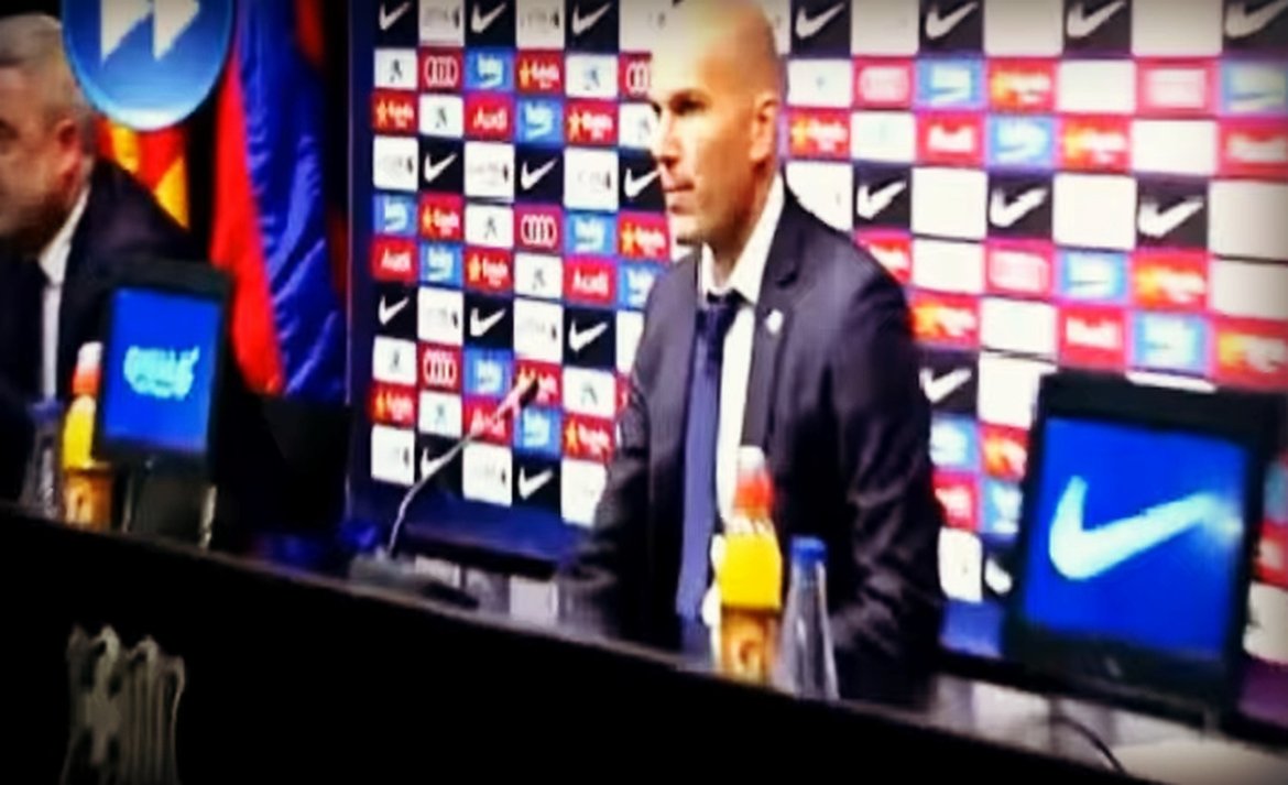 _Buzz_Sport's tweet photo. VIDEO – Zidane est comme tout le monde, il colle ses chewing-gums sous la table https://t.co/hQc06TltRq https://t.co/bYRR45Z3Kr