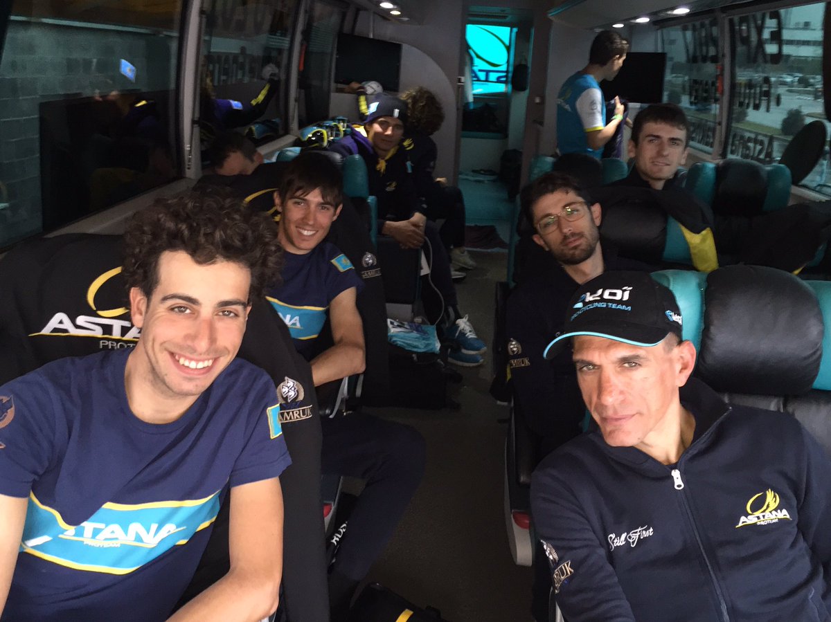Despite the weather is not the best to ride, super team spirit in the bus #PaisVasco #itzulia