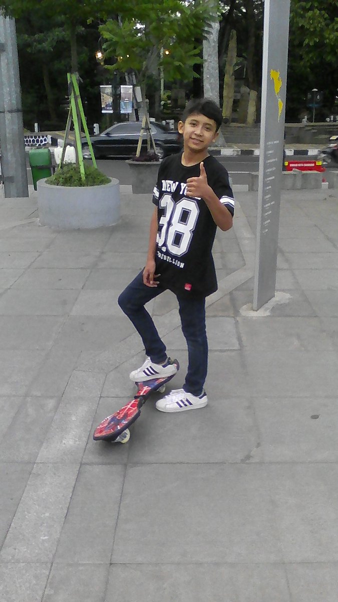 Sore yg cerah buat main skateboard,...hehehe 😀😀😀