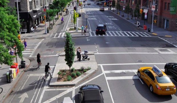 WalkWheelCycleT's tweet photo. 'When adding bike lanes actually reduces traffic delays', interesting article by @CityLab

https://t.co/AJZFeTjVNE https://t.co/GuhxorphRW
