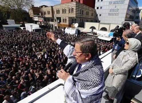 UlusTT's tweet photo. Seçimden önce bayrak reklamı yapan Akp Diyarbakırda tek Türk Bayrağı olmadan miting yaptı.
Yerli ve milli mi dediler https://t.co/hSRlRKAxJQ