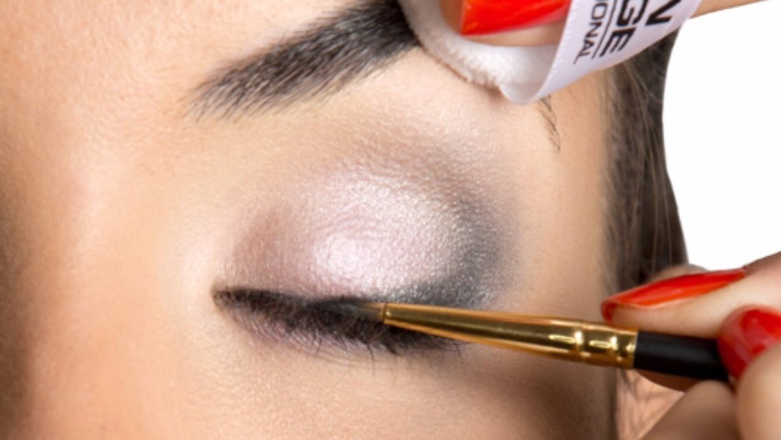 MakeupChat's tweet photo. Take a Makeup Class With Our Pros! Ideal to improve your skills in #makeup application. £19 https://t.co/IG3ruY4iIh https://t.co/w12PGwyuZP