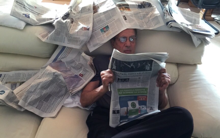 rtl1025's tweet photo. Paparazzi in casa #Celentano! La moglie #ClaudiaMori immortala #Adriano sommerso dalla rassegna stampa! https://t.co/Ewc6MDivT6