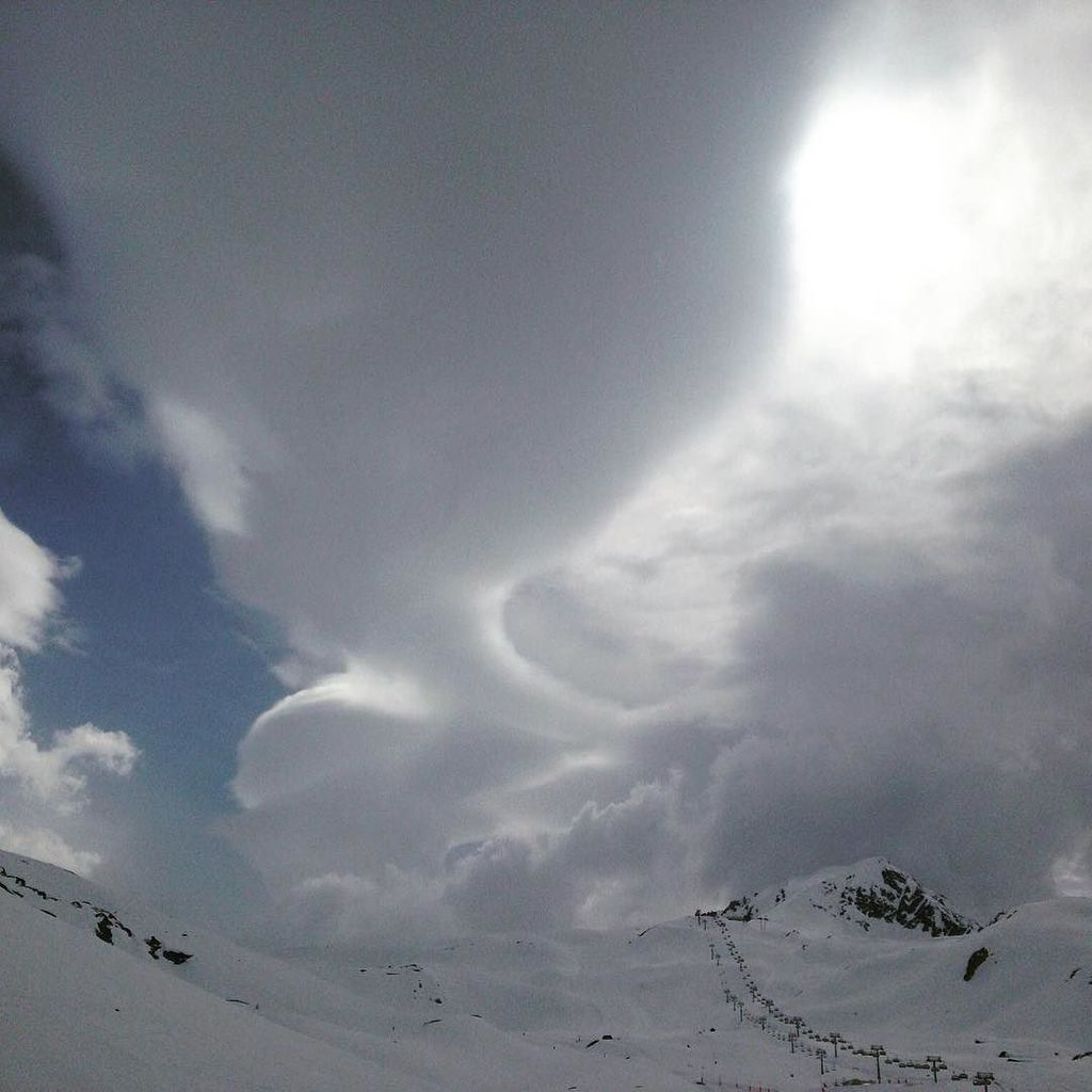 MontagneJadore's tweet photo. Samedi il y avait "un peu" de vent 🌬 #wind #vent #senvoler #light #clouds #nuages #ski #montagne #mountain #lesarcs… https://t.co/82hDupvWyo