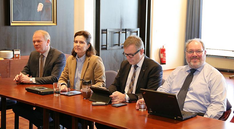 Morgunfundur Sjálfstæðisflokks. Þynnka. Nema Ásmundur. Eins og barn sem fattar ekki að foreldrar hans eru að skilja.