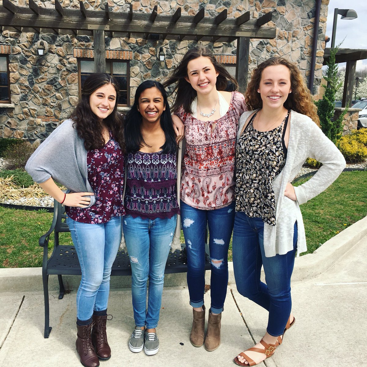 hovissam's tweet photo. Happy birthday to this gal pal 💗 hope it's a good one 🎉🎈 https://t.co/dogx4skgd3