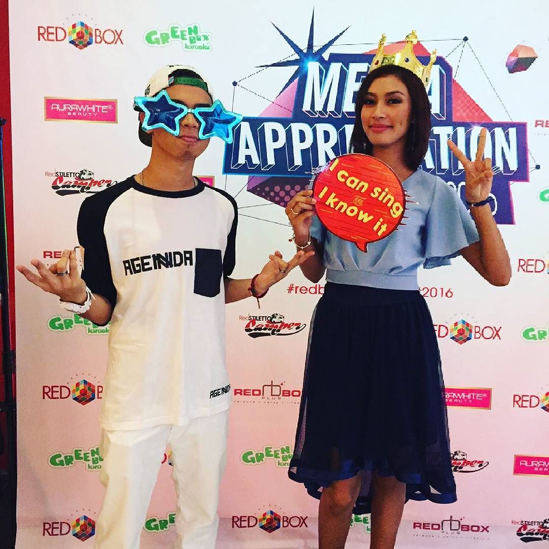 UMDomestic's tweet photo. Azeera Azizi & B-Heart dah ada dekat @iluvredbox #malammediaredbox2016 #redboxmedianight2016 #iluvredbox #redboxk20 https://t.co/dLtAAAD7av
