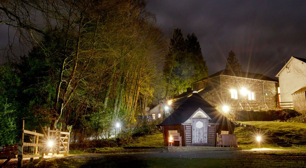 YHAOfficial's tweet photo. Stay in one of #YHA Hawkshead's 8 wooden #camping pods or their cosy cabin! https://t.co/bP7DSMQGMV #glamping #Lakes https://t.co/6RjCYX452b