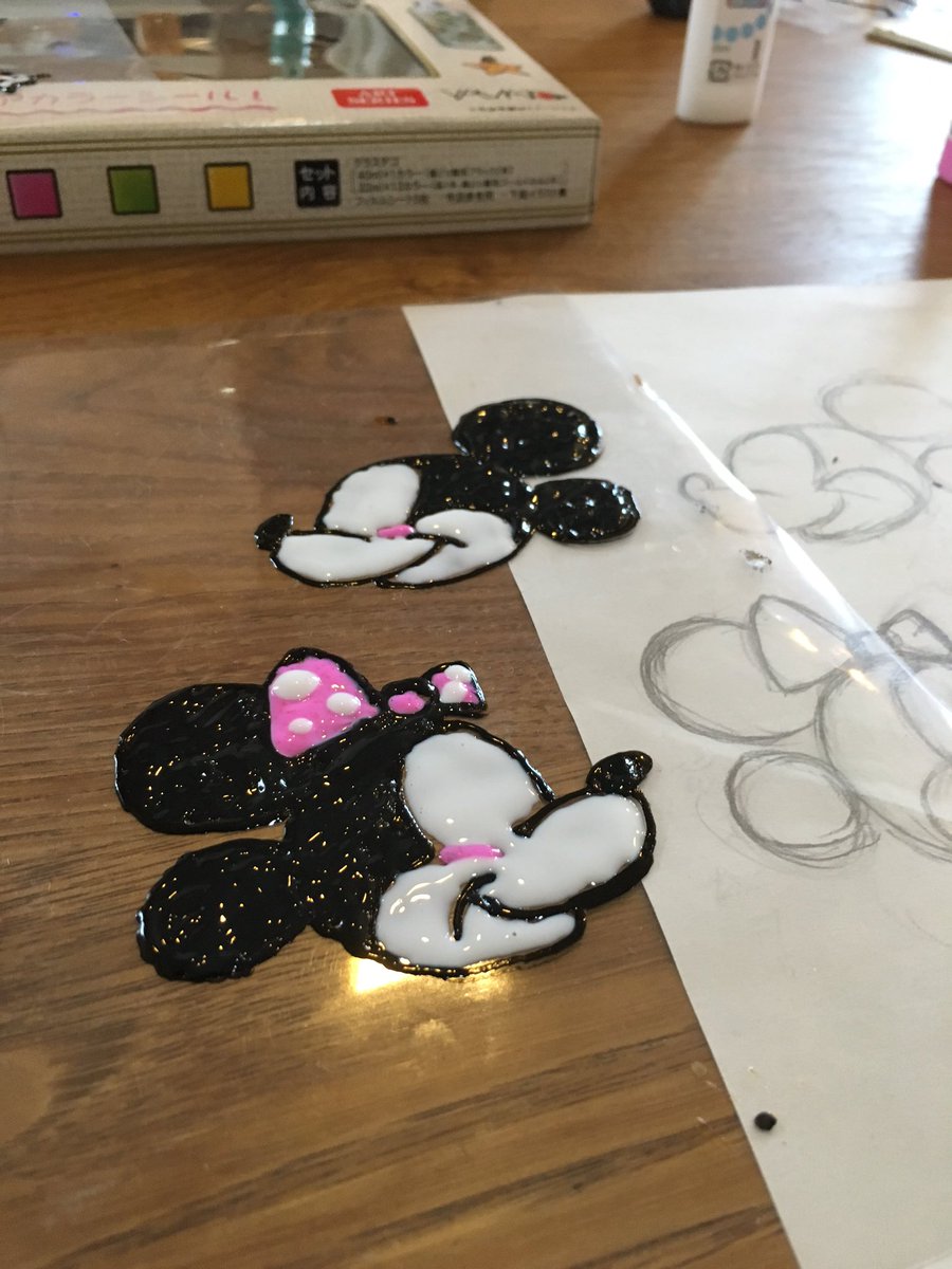 ディズニースカイ グラスデコ というものに挑戦してみました 手が震えてしまって でも可愛く完成しましたよ ガラスに貼れるんです T Co M4x6llwy1u