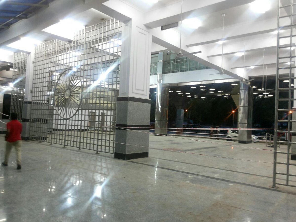 drm_dli's tweet image. Brand New GrandEntrance of HNZM! Beautful NewMainConcourse at NzmStn Shlb inaugtrd Tom at Launchof #GatimaanExpress