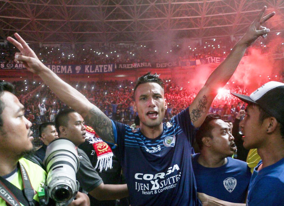 raphaelmaitimo's tweet photo. What a great relief after winning the final πβ½οΈππΎ! #SingoTimo #MacanTimo #RaphaelMaitimo #Arema #SalamSatuJiwa https://t.co/xTi3NWu2b9