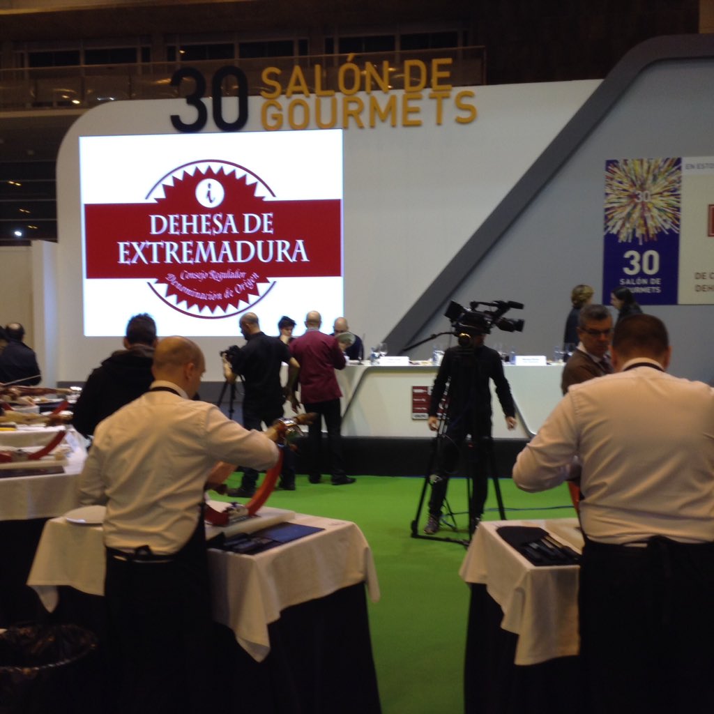 Mientras esperamos al campeón del concurso de cortadores de jamón, un buen vino en @SalondeGourmets