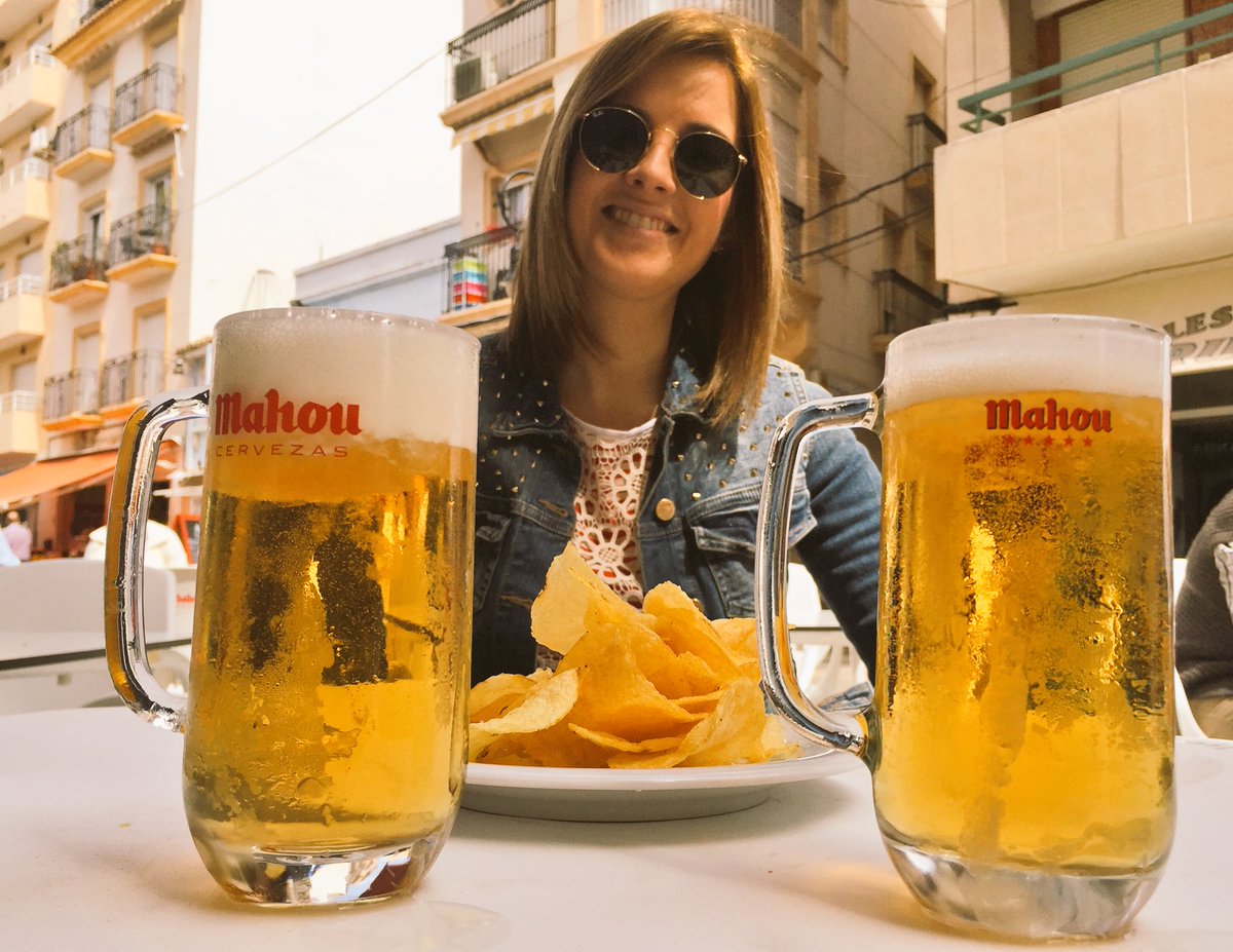 Gandia2000Mahou's tweet image. Guapeando con una @mahou_es en un lunes cualquiera #Gandia #PlayadeGandia 😍🍺 #SoymuydeMahou @MariaMVi