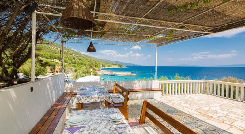 Adria24's tweet photo. Enjoy you lunch with this spectacular view ;-) on the island Hvar. #Croatia #islandlife #Hvar https://t.co/fz4Yv8lW03