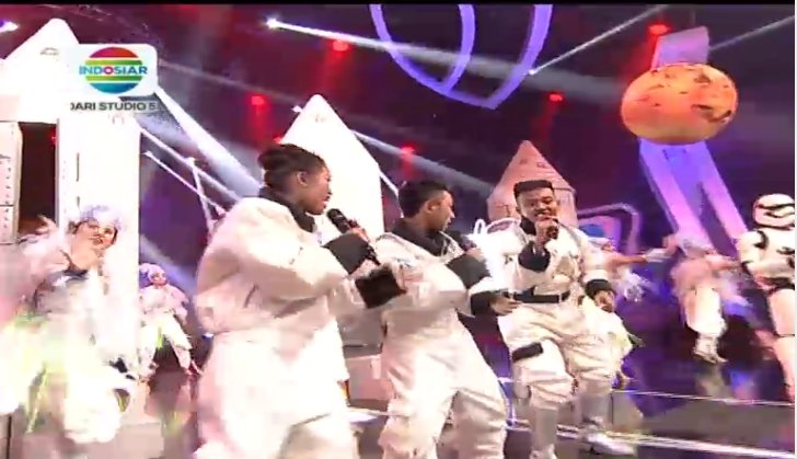 Indosiar's tweet photo. Keren banget kan dangduters, Star Wars hadir di #DAcademy3. Siapa yang sudah pantengin Indosiar? https://t.co/o7q67AcZBI