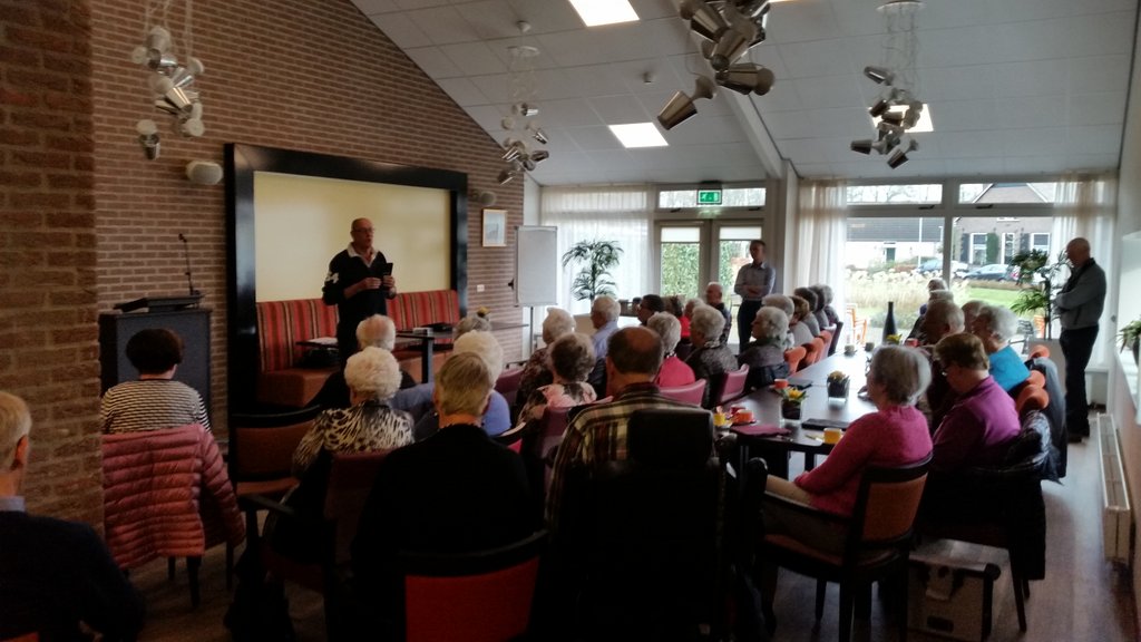 EricaTopGrift's tweet photo. Groot succes! 32 deelnemers bij workshop 1 van de 4; Hoe gebruik ik mijn Ipad of tablet! @znwv @SeniorWebNL https://t.co/H5d12OSJqn
